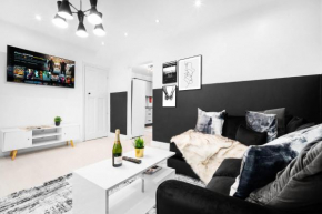 Elegant Three-Bedroom Home - 6 Beds - Private Garden - Street Parking 12O